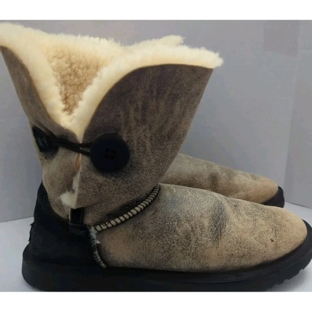 UGG Australia Bailey Button Genuine Sheepskin Bomber Boots 5838 Womens US Size 9
